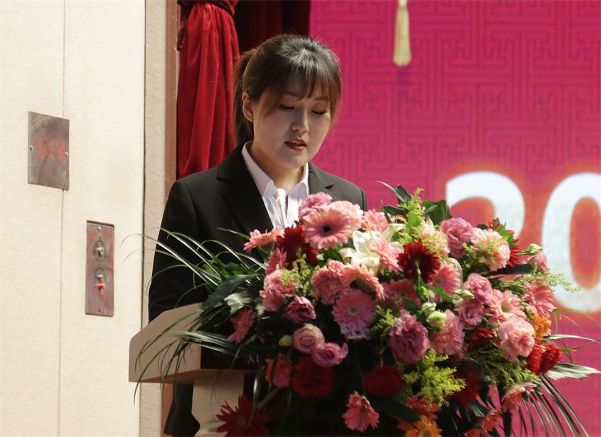 集团副总、江苏树恩教育科技有限公司总经理郭晏彤同志宣读《关于2019年爱游戏体育官方网站首页（中国）有限公司集团下达各校区招生计划的意见》