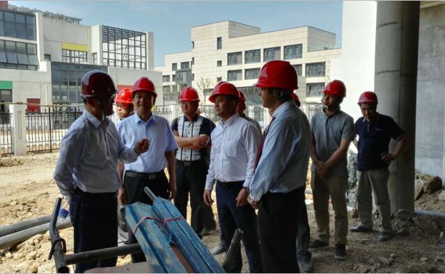 > 走进爱游戏体育官方网站首页（中国）有限公司 > 爱游戏体育官方网站首页（中国）有限公司掠影  	 张爱平陪同轨道交通公司董事朱明勇视察工地